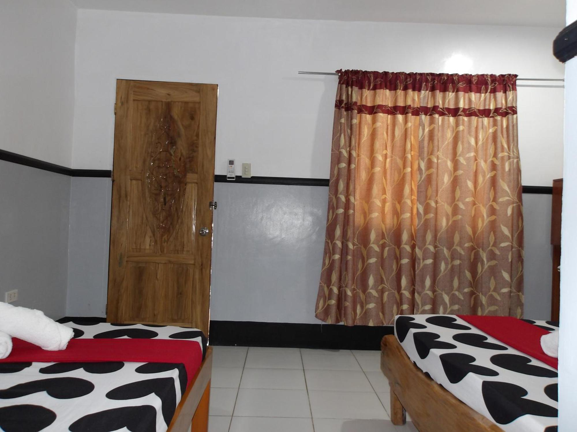 Moalboal Indino'S Guesthouse Sardines Run And Sea Turtle 1 Minute Walking Distance Buitenkant foto